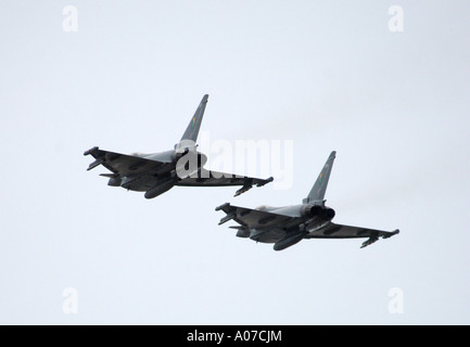 RAF Eurofighter in gekoppelten abheben an RAF Kinloss.  XAV 4113-390 Stockfoto