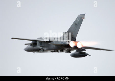 Panavia Tornado GR4 auf volle Aufwärmen über RAF Lossiemouth, Moray. Schottland.   XAV 4114-390 Stockfoto