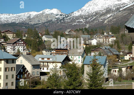 Europa, Frankreich, Alpen, Isere, The Vercors, regionaler Naturpark, Villard de Lans, Häuser, Schnee in den Bergen, Skigebiet, Stockfoto