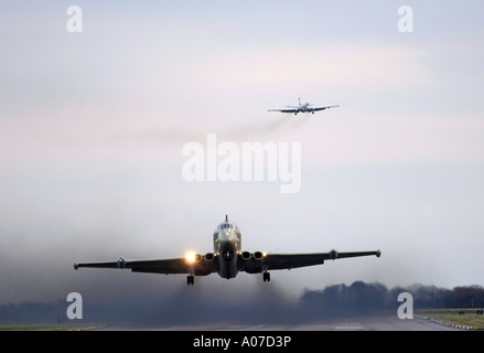 RAF Nimrod HS MR2 bei Take Off RAF Kinloss Morayshire.  XAV 4095-389 Stockfoto