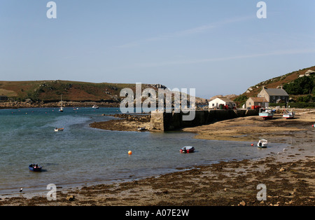 Stock Foto von neuen Grimsby Hafen Tresco Scilly mit Bryher Stockfoto