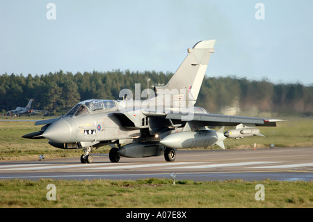 Panavia Tornado GR4 auf dem Taxiway in RAF Kinloss, Moray.  XAV 4085-388 Stockfoto