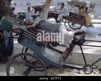 Schlafender Rikscha-Fahrer Stockfoto