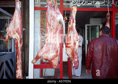 Fleisch auflegen im Ladengeschäft Metzger, Luxor, Ägypten. Stockfoto