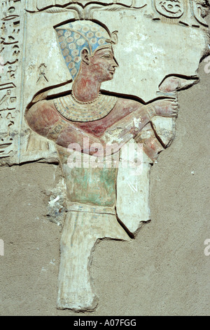 Flachrelief auf Spalte im Vorhof des Tempels von Sobek und Horus in Kom Ombo, niedriger (Süd) Ägypten. Stockfoto