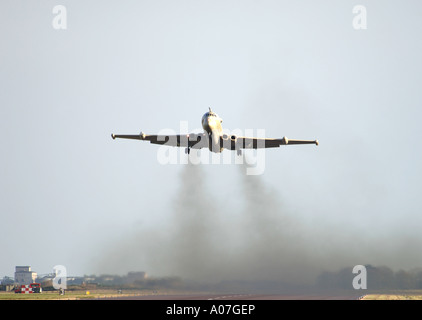 RAF Nimrod HS MR2 bei Take Off RAF Kinloss Morayshire. Schottland.  XAV 4066-386 Stockfoto