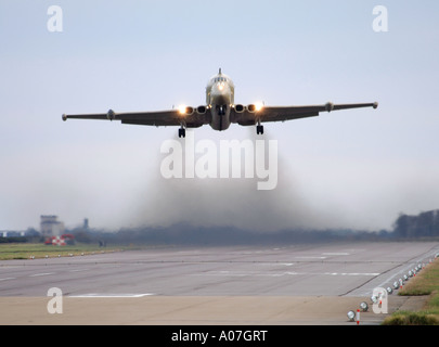 RAF Nimrod HS MR2 bei Take Off RAF Kinloss Morayshire. Schottland.   XAV 4069-386 Stockfoto