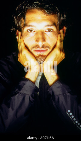 Leute, Cool, Horizontal, Studioaufnahme, Blick in die Kamera, Innenaufnahme, Halskette, Vorderansicht, kaukasische aussehen, Holding, einem Pers. Stockfoto