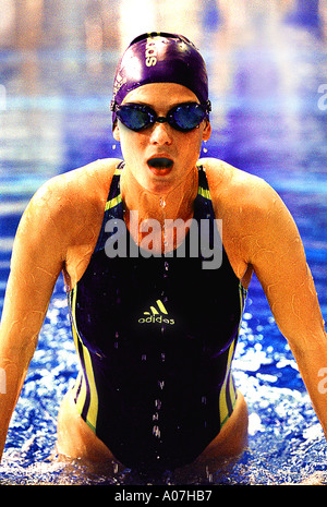 Bewegung, Geschwindigkeit, Behörde, Stärke, Shorts, Horizontal, Studioaufnahme, Ganzkörperansicht, Innenaufnahme, 20-24 Jahre, 25-29 Jahre, Seitenansicht, Stockfoto