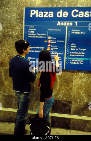 Spanier, Mann und Frau, Paare, Warten, Zug, train Schedule, Plaza de Castilla, Metro Station, Madrid, Provinz Madrid, Spanien, Europa Stockfoto