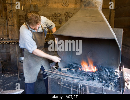 Schmied Heizung Metall in traditionellen handbetriebene schmieden Fort Langley nationale historische Stätte Kanada Stockfoto