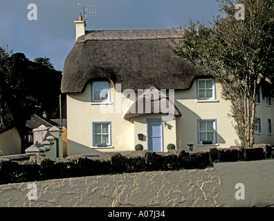 DUNMORE EAST Co Waterford Republik von Irland Europa Oktober eines der strohgedeckten Hütten in diesem Dorf Stockfoto