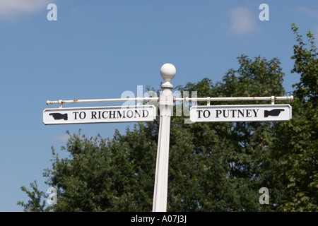 Wegweiser nach Putney auf der unteren Richmond Road Stockfoto