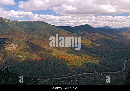 AUTOBAHN DURCH FRANCONIA NOTCH WEIßEN BERGE NEW HAMPSHIRE USA Stockfoto