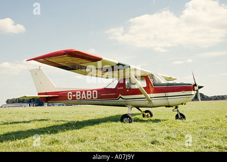 BD Cessna FRA 150 L 'Petit Prince' hohe Flügel monoplan G-BABD single engine auf Gras Flugplatz in Buckinghamshire UK EU Stockfoto