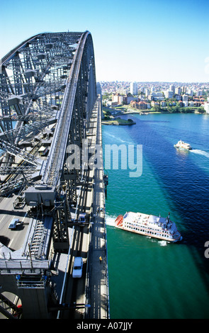 Zeigen Sie aus dem Turm der Sydney Harbour Bridge eine Fähre unter geht an. Stockfoto