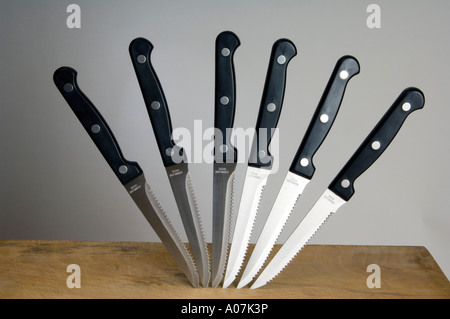 Küchenmesser aus rostfreiem Stahl oder Steakmesser mit gezackten Rändern Stockfoto