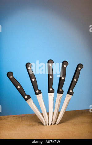 Küchenmesser aus rostfreiem Stahl oder Steakmesser mit gezackten Rändern Stockfoto