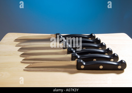 Küchenmesser aus rostfreiem Stahl oder Steakmesser mit gezackten Rändern Stockfoto