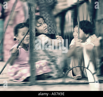 Schutzbrille, putzt sich, Menschen, Aggression, Vertrauen, Phantasie, Hut, vertikal, Blick in die Kamera, Taille herauf, Innenaufnahme, 8-9 Jahre Stockfoto