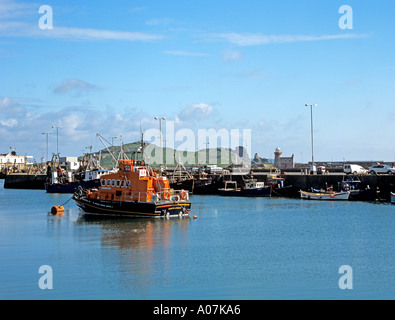 HOWTH Republik von Irland Europa Juni A traditionellen Fischereihafen mit dem Rettungsboot vertäut im Vordergrund Stockfoto
