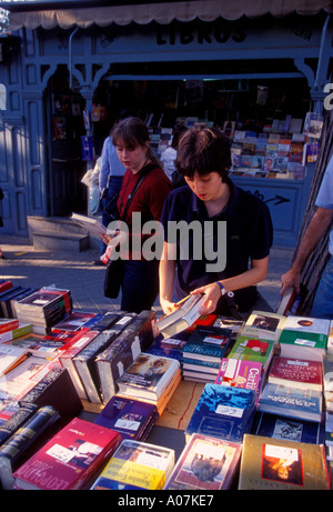 Spanier, Spanisch, Frauen, Bücher zu verkaufen, Buchhändler, Buchhandlung, Buchhandlung, Buch Händler, Calle de Moyano, Retiro Park, Madrid, Provinz Madrid, Spanien Stockfoto