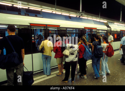 Spanier Spanier spanische Leute Internat u-Bahn u-Bahn Station Plaza de Castilla Madrid Madrid Provinz Spanien Europa Stockfoto