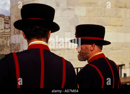 2, 2, Yeoman Warders, Beefeaters, Queen's Royal Guard, der Tower von London, Hauptstadt, Stadt, London, England, Großbritannien, Großbritannien, Europa Stockfoto