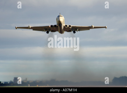 RAF Nimrod HS MR2 bei Take Off RAF Kinloss Morayshire.   XAV 3965-377 Stockfoto