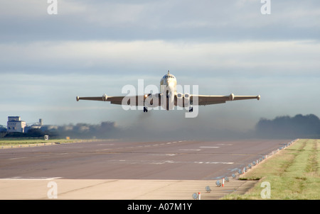 RAF Nimrod HS MR2 bei Take Off RAF Kinloss Morayshire. Schottland.   XAV 3966-377 Stockfoto