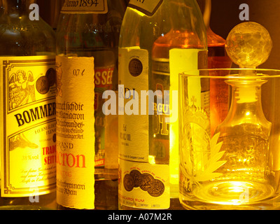 Haus-Bar-Flaschen mit verschiedenen alkoholischen Getränken Stockfoto