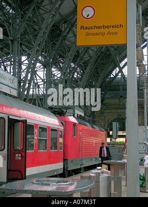 Verbotszeichen für Bahnhof Rauchen ohne Rauch Hauptbahnhof von Frankfurt Am Main Deutschland Stockfoto