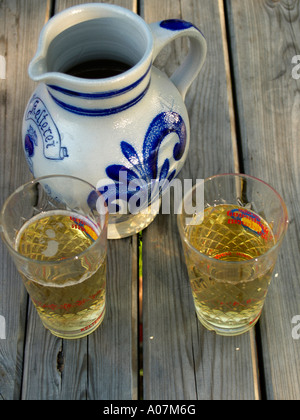 Apfelwein traditionelle Apfel Wein aus Hessen Deutschland in traditionellen typisch gerippten Glas und Keramik Krug Stockfoto