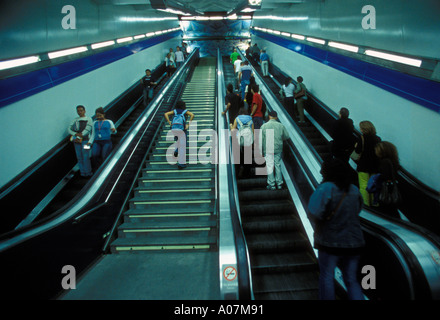 Spanier, Spanier, Touristen, pendler, Studenten, reiten Rolltreppe, Inside, Metro Station, Madrid, Provinz Madrid, Spanien, Europa Stockfoto