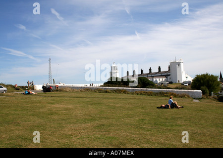 DER LEUCHTTURM UND DIE GEBÄUDE AUF DIE EIDECHSE. CORNWALL. ENGLAND-VEREINIGTES KÖNIGREICH. EUROPA. Stockfoto