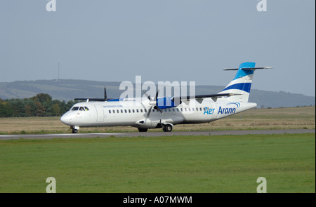 Aerospatiale -72-201ATR der Aer.Arann Vorbereitung Inverness Dalcross Flughafen abfahren. Schottland.  XAV 3985-379 Stockfoto