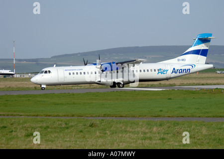 Aerospatiale -72-201ATR der Aer.Arann bei Inverness Dalcross Flughafen ankommen. Schottland.  XAV 3986-379 Stockfoto