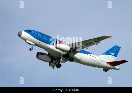 BMI Airbus A319-131 Abfahrt Dalcross Flughafen Inverness, Schottisches Hochland.  XAV 3987-379 Stockfoto