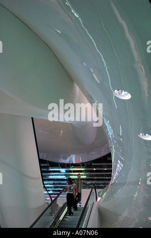 Speichern von innen Excalators und Lichtschacht in Selfridges Birmingham Bullring UK Stockfoto