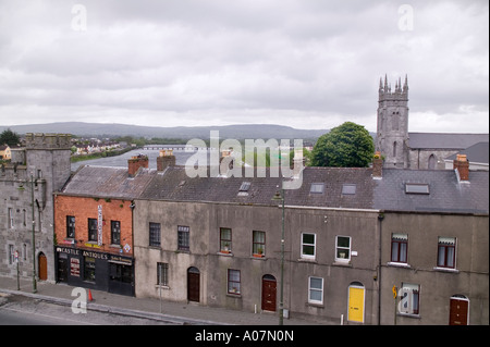 Reihenhäuser von König John s Castle in Limerick Irland gesehen Stockfoto