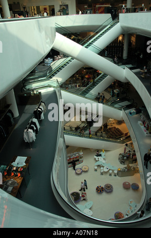 Speichern von innen Excalators und Lichtschacht in Selfridges Birmingham Bullring UK Stockfoto