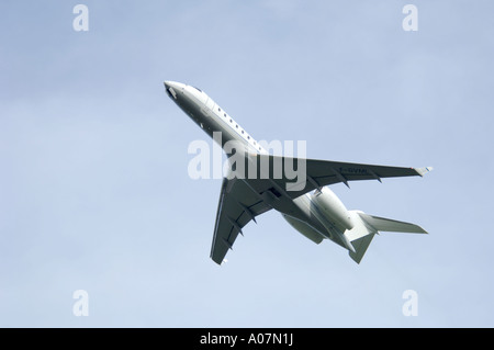 Dassault Falcon 900 super großen Tri-Jet Inverness Dalcross Flughafen abfliegen.  XAV 3991-380 Stockfoto