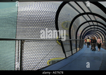 Fußgängerweg Zugang vom Parkplatz zu Selfridges speichern Birmingham Bullring UK Stockfoto