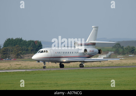 Dassault Falcon 900 super großen Tri-Jet Inverness Dalcross Flughafen abfliegen.  XAV 3994-380 Stockfoto