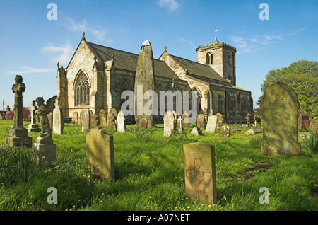 Rudston Monolith stehend Stein auf dem Kirchhof von alle Heiligen Chuch, Rudston, East Yorkshire, England, Vereinigtes Königreich. Stockfoto