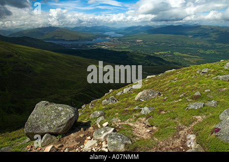 Blick nach Westen über Fort William und Loch Eil aus Meall Beag auf Aonach Mor, Schottland. Stockfoto