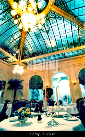 Frankreich Paris, französisches Restaurant, zeitgenössisch, klassisch, 'Les Elysees' 'Hotel Vernet' elegante Innenraumhotels, luxuriöses Dining Setting Stockfoto