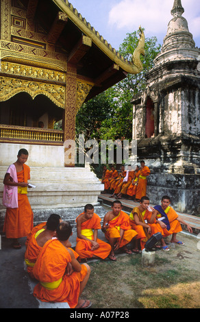 Gruppe von Novizen im Wat Phra Sing Chiang Mai Stockfoto