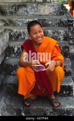 Glückliche junge Mönch im Wat Phra Sing Chiang Mai 2 Stockfoto