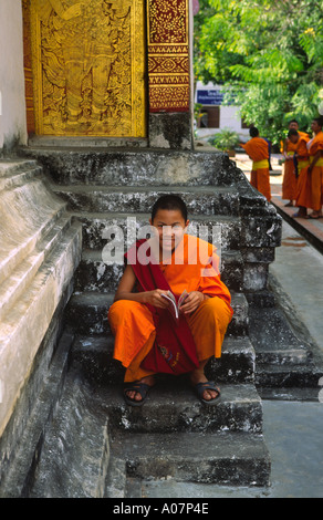 Glückliche junge Mönch im Wat Phra Sing Chiang Mai Stockfoto